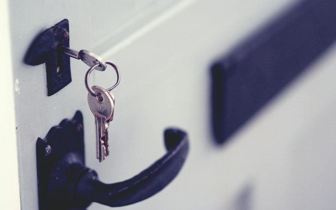 Detalle de una cerradura instalada en una puerta de entrada