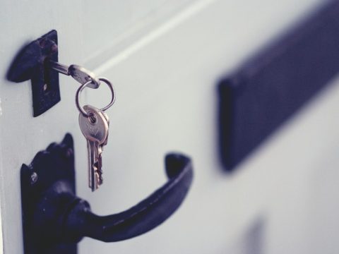 Detalle de una cerradura instalada en una puerta de entrada