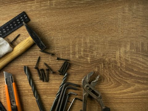 Herramientas organizadas para trabajos de reparación
