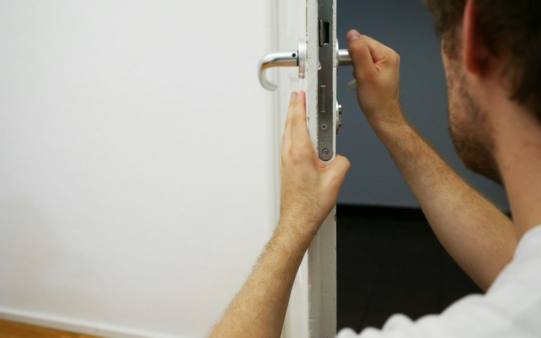 Llave introducida en la cerradura de una puerta