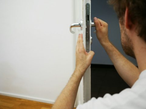 Llave introducida en la cerradura de una puerta