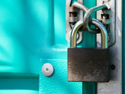 Detalle de cierre y herrajes de una puerta