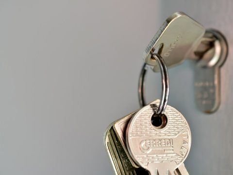 Llaves y elementos de seguridad para el acceso a una vivienda